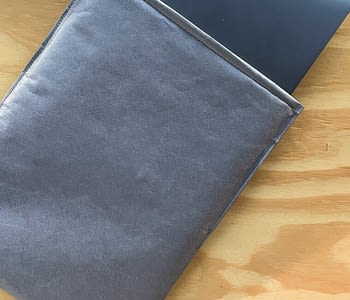 foto real capa notebook preta cinza basica